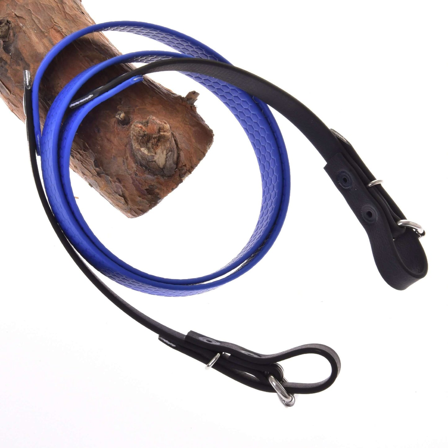 Rênes caoutchoutées bleues de Hobby Horse LarDen, avec mousquetons et boucles en métal aux deux extrémités, enroulées autour de bois et présentées sur fond blanc.