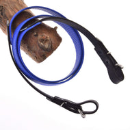 Rênes caoutchoutées bleues de Hobby Horse LarDen, avec mousquetons et boucles en métal aux deux extrémités, enroulées autour de bois et présentées sur fond blanc.