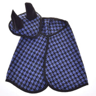 Das Hobby Horse LarDen Set festlich blau kariert (Ohrenkappe + Decke) zeigt eine Ohrenkappe mit blau-schwarzem Hahnentrittmuster, schwarzem Besatz und aufrechten schwarzen Ohren, flach liegend vor weißem Hintergrund.