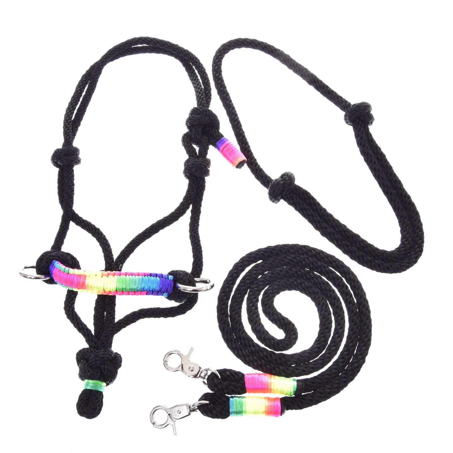 Ensemble de cordes Arc-en-ciel de Hobby Horse LarDen, avec licou noir et longe aux accents de fils arc-en-ciel et mousquetons métalliques, idéal comme accessoire pour les activités de Hobby Horse, présenté sur fond blanc.