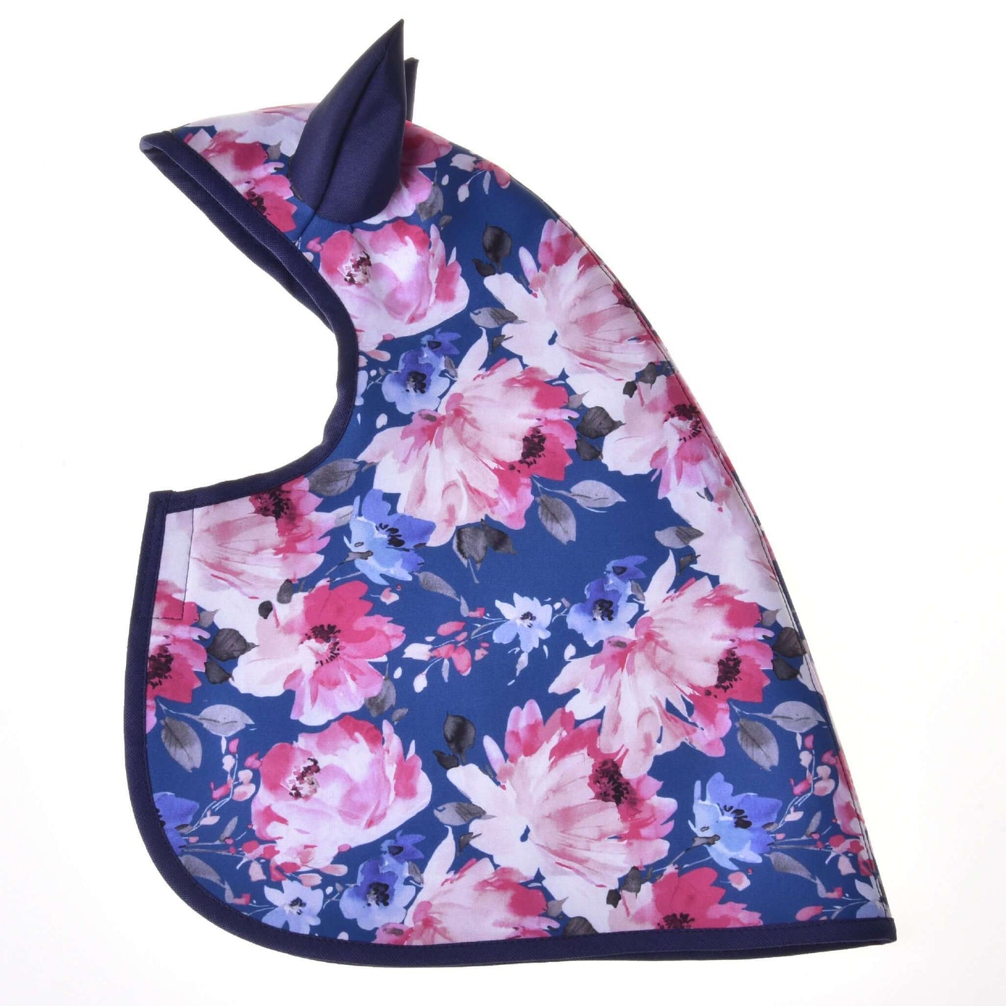 Die Hobby Horse LarDen Ohrenkappe hat ein rosa-weißes Blumenmuster auf Blau, zwei Ohren und einen geschwungenen Rand – perfekt zum Kombinieren mit deiner Regendecke Pfingstrose.