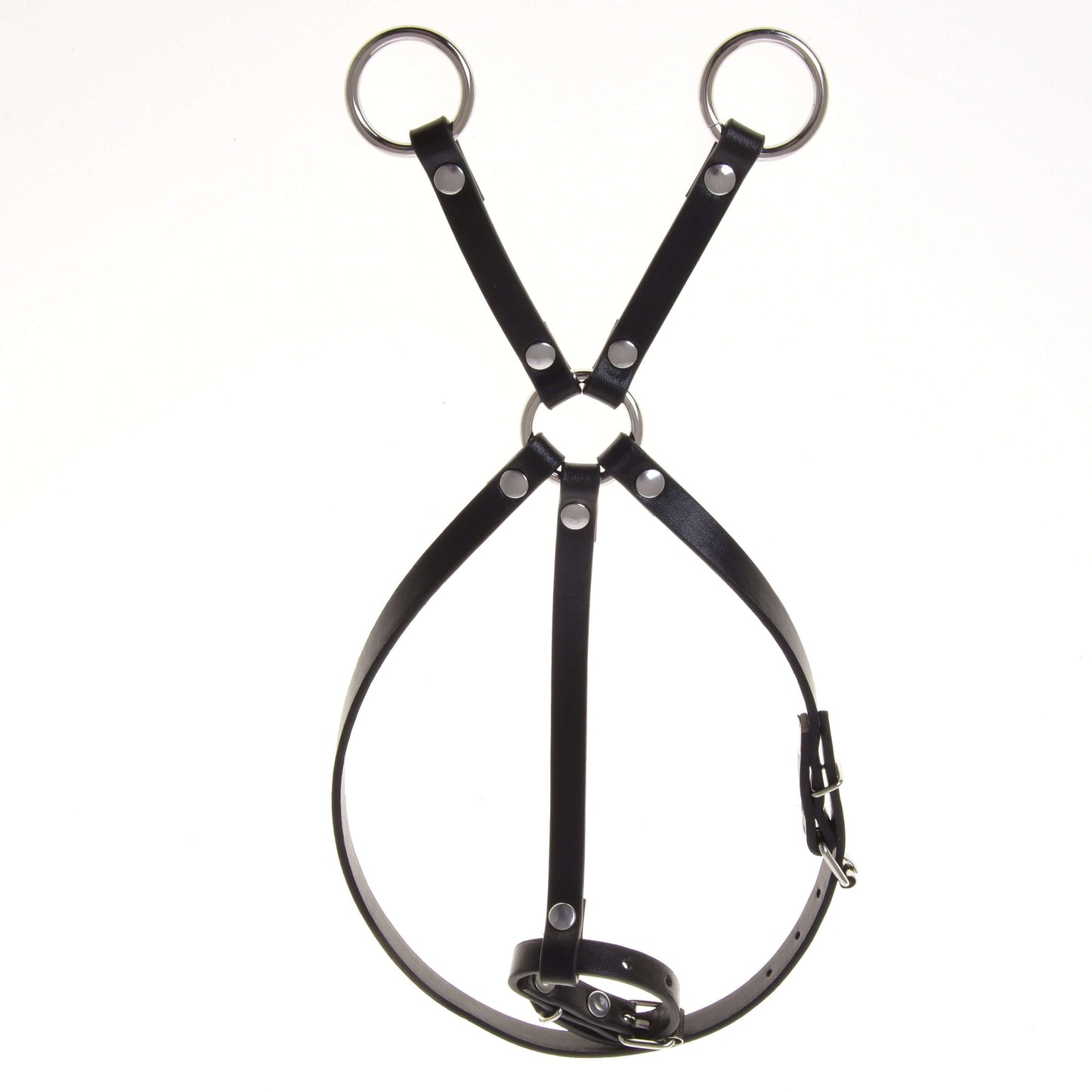 Die Martingale braun von Hobby Horse LarDen ist ein braunes Geschirr aus Lederriemen mit Metallringen und Nieten, verstellbaren Schnallen und Y-förmigem Design, inspiriert von klassischen Martingalen aus Kunstleder, vor schlichtem weißem Hintergrund.