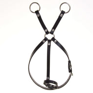 Die Martingale braun von Hobby Horse LarDen ist ein braunes Geschirr aus Lederriemen mit Metallringen und Nieten, verstellbaren Schnallen und Y-förmigem Design, inspiriert von klassischen Martingalen aus Kunstleder, vor schlichtem weißem Hintergrund.
