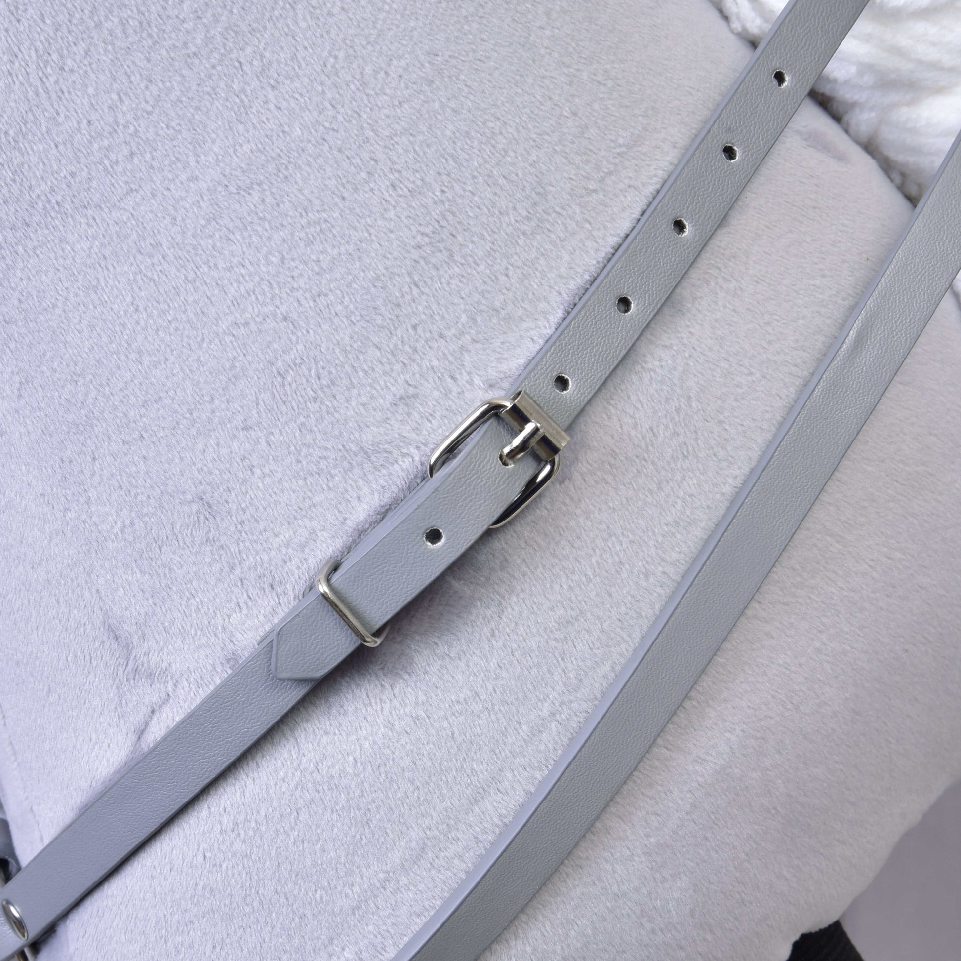 Ensemble gris en similicuir - bride, rênes et martingale