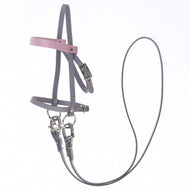 Das Graues Kunstlederset - Zaumzeug, Zügel und Martingale von Hobby Horse LarDen umfasst Zaumzeug, Zügel und Martingale aus grauem und hellrosa Kunstleder mit Metallschnallen und -ringen, vor weißem Hintergrund gezeigt.