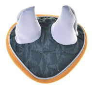 Ohrenkappe Thermo Sport von Hobby Horse LarDen ist eine graue gesteppte Ohrenkappe mit helllila hornartigen Akzenten und braunem Besatz, die an einen Hobby Horse Kopf erinnert – ideal als spielerischer Spaß oder zusätzlicher Insektenschutz.