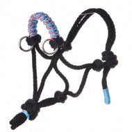 Seilhalfter Summer von Hobby Horse LarDen ist ein schwarzes Pferdeaccessoire mit blauer und roter Webung am Nasenriemen, blauen Details am Kinn und an den Bindungsenden sowie Metallringen zur Befestigung.