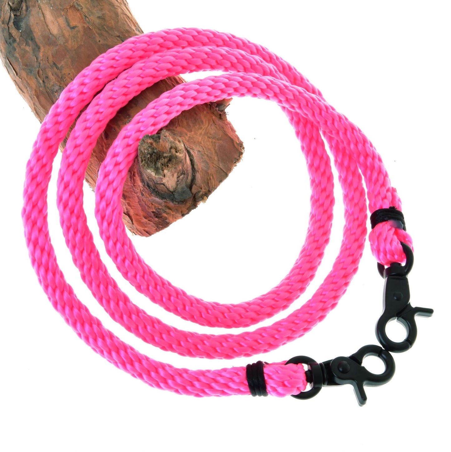 Rênes Rose de Hobby Horse LarDen, corde tressée rose vif avec mousquetons noirs en métal aux deux extrémités, enroulée sur une branche d'arbre, parfaites comme rênes pour Hobby Horse.