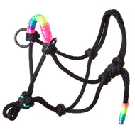 Hobby Horse LarDen Seilhalfter Regenbogen mit schwarzem Seil, Regenbogenakzenten am Nasenriemen und an den Backenstücken, verstellbaren Knoten und Metallringen, ideal für echte Pferde und Hobby Horse Fans.
