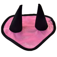 Hobby Horse LarDen Ohrenkappe Rosa ist ein pinkes, herzförmiges Plüschpad mit schwarzem Rand und zwei aufrechten schwarzen Hörnern – ideal für verspielten Hobby Horse Spaß oder um der Fliegenschutzausrüstung deines Pferdes das gewisse Etwas zu verleihen.