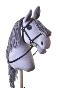 Hobby Horse LarDen Schwarzes Zaumzeug mit Zügel aus Gurtband an einem grauen Plüsch-Hobby Horse mit langer Garnmähne, auf einem Holzstab montiert und vor weißem Hintergrund fotografiert.