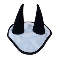Ohrenkappe Aqua von Hobby Horse LarDen, ein weißes Stoffteil mit zwei hohen schwarzen kegelförmigen Hörnern und schwarzer Einfassung, bietet Stil und Fliegenschutz für Pferde, vor weißem Hintergrund.